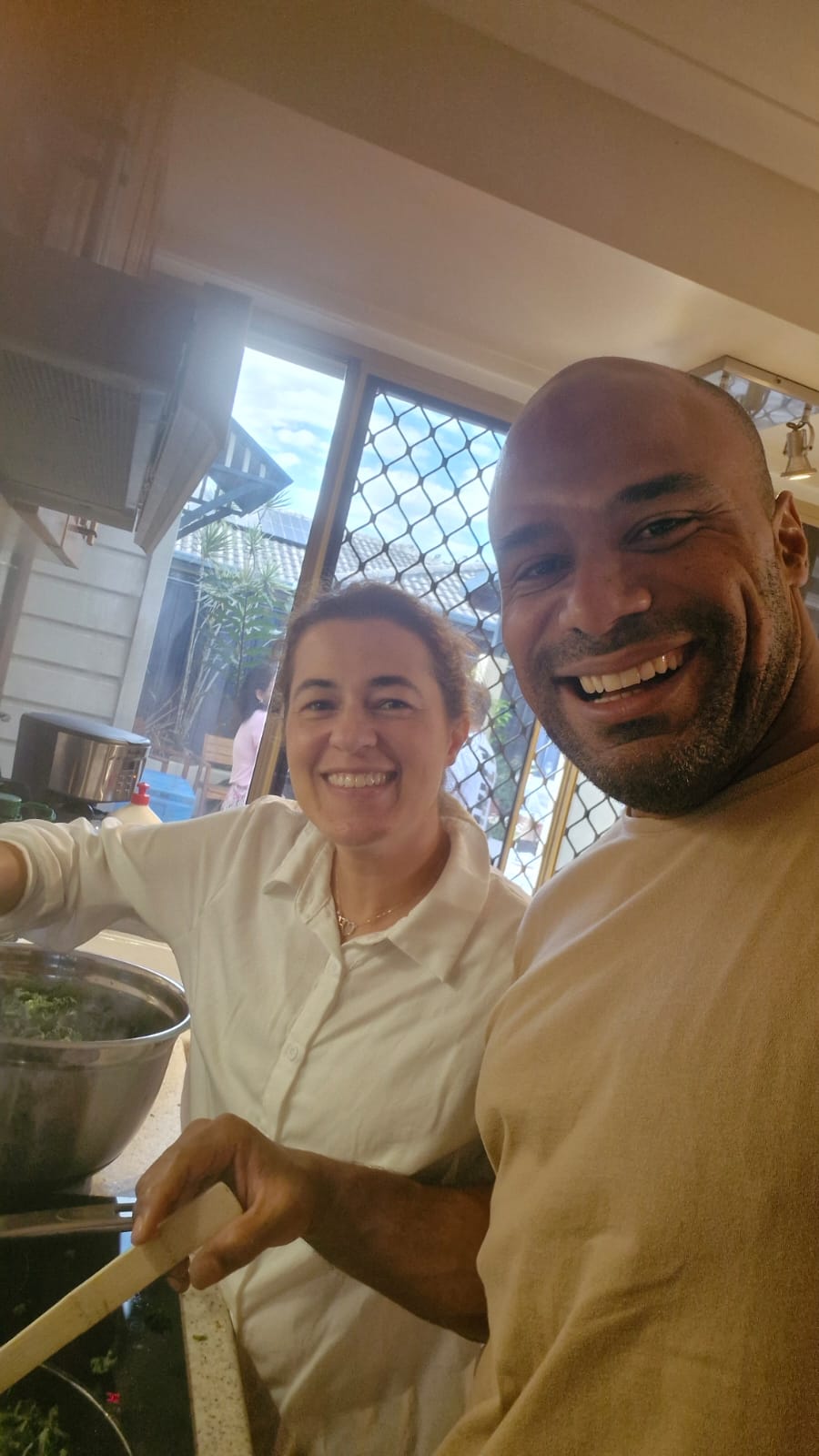 João e Camila cozinhando juntos na Austrália
